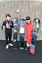 スノーボードの全日本選手権でＵ１８男子２種目を制した合歓垣想太（左）と全日本テクニカル選手権フリースタイル男子１０位の恵田人和
