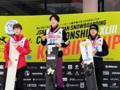 ＪＳＢＡ全日本選手権大会のＵ１８男子２種目を制し、表彰台で金メダルを掲げる合歓垣想太（本人提供）