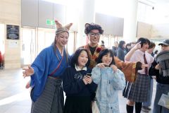 上演終了後、出演者と記念撮影する来場者