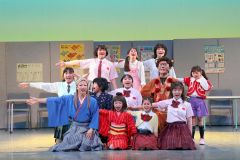 練習を重ねてきた成果を披露して会場を物語の世界に引き込んだ劇団パズルの団員たち