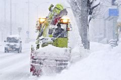雪が降る中で国道２３６号の除雪をする除雪車（１７日午前８時すぎ、帯広市西４南３８で、塩原真撮影）