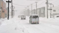 吹雪で前がよく見えない広尾町内（１７日午前８時２０分）