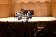 演奏する（左から）田中さんと井川さん