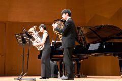 演奏する（左から）田中さんと井川さん
