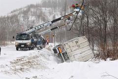 大型トラックが路外転落、運転の男性死亡　陸別の道道