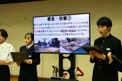 災害時の食事の課題などを説明する生徒