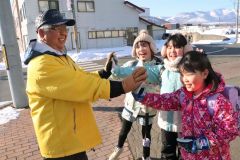 児童見守り１６年「触れ合いが楽しい」　新得の春日さん