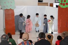 古事記の登場人物などに扮して演技する子どもたち
