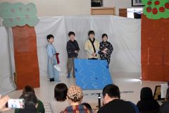 古事記の登場人物などに扮して演技する子どもたち