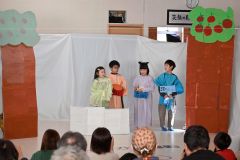 古事記の登場人物などに扮して演技する子どもたち