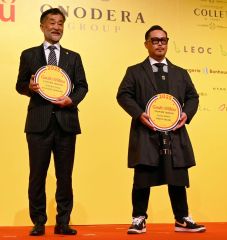 「テロワール賞」を受賞した佐々木社長（右）