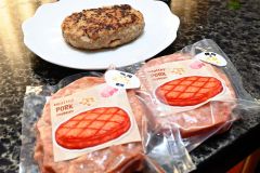 道産豚のジューシーさと本別産大豆のフワッとした食感が特徴