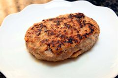 道産豚のジューシーさと本別産大豆のフワッとした食感が特徴