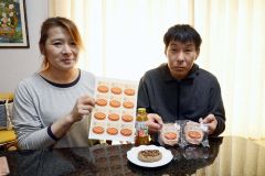（左から）大豆ミートハンバーグをＰＲするほんべつＳＥＥＤの山下専務と岡本精肉店の岡本社長