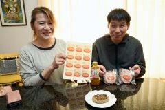 （左から）大豆ミートハンバーグをＰＲするほんべつＳＥＥＤの山下専務と岡本精肉店の岡本社長