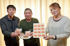 （左から）大豆ミートハンバーグをＰＲする岡本精肉店の岡本社長とほんべつＳＥＥＤの富川社長、山下専務