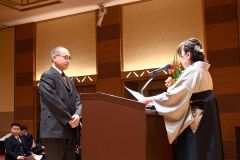 生徒に卒業証書が校長から授与される