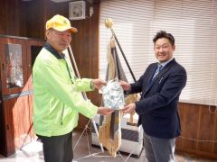 歩行者の安全に、夜光反射材を　北海道セキスイハイムグループ防犯協力会が池田で寄贈 2