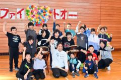 木村さん（前列左から３人目）から太鼓の技術を学んだ児童