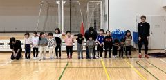 整列し保護者に感謝の言葉を述べた吉田さんと子供たち