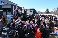 帯広畜産大学で卒業式　胴上げで祝福