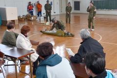 けが人の応急処置を学ぶ住民ら