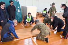 けが人の応急処置を学ぶ住民ら