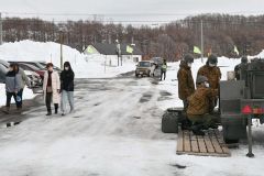 続々と避難する住民らと炊き出しの準備をする自衛隊
