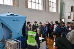 巨大地震と津波に備え　大樹町が訓練　新機材の紹介や炊き出しも