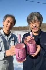ラズベリーを使った春らしいピンクの新商品をＰＲする宮澤社長と、鴇崎代表（右から）