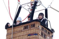 記念飛行を楽しむ仙美里小の児童(長尾悦郎通信員撮影)