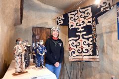 鮮やかな着物や人形でアイヌ文化発信　都内で刺しゅう展　ハポネタイ