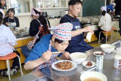 ステーキを味わう児童