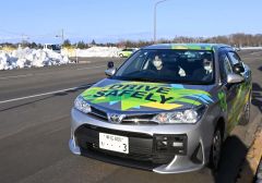 教官に指導を受けながら教習車を運転する生徒