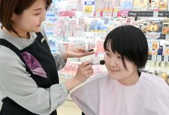 「チークは笑ったときに頬の一番高くなる位置に優しくのせる」とポイントを話す熊谷さん