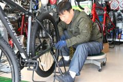 自転車を整備する林店長