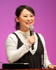 講演する友近さん（平栗玲香通信員撮影）