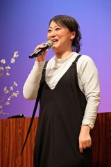 来場者からの質問に答える友近さん