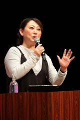 講演する友近さん