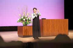 質問に答える友近さん