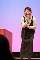 来場者からの質問に答える友近さん（平栗玲香通信員撮影）