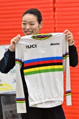 世界チャンピオンの証である虹色のユニフォームを見せる佐藤選手