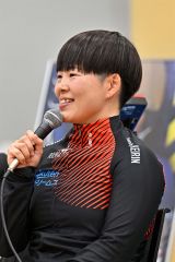 ワットバイクを全力でこぐ高校生。６秒間と３０秒間の記録で走行能力を測った