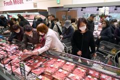 大勢の客でにぎわった店内（午前１０時１０分ごろ）