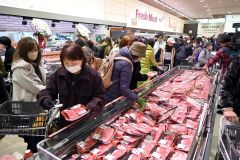 大勢の買い物客でにぎわった店内。十勝産牛肉が人気を集めた（午前１０時１０分ごろ）