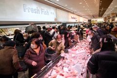 大勢の買い物客でにぎわった店内（午前１０時１０分ごろ）