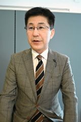 道議会終了報告で十勝毎日新聞社音更支局に訪れた小泉真志道議