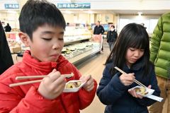 ２種類のサツマイモを食べ比べする子ども（２２日午前１０時１５分ごろ、須貝拓也撮影）