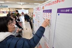 試食後、好みのサツマイモに投票する来場者（２２日午前１０時１０分ごろ、須貝拓也撮影）
