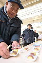 ねっとり、ホクホク、違いを実感　卸売市場でサツマイモの食べ比べ